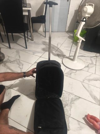 Maleta de viaje negra con ruedas