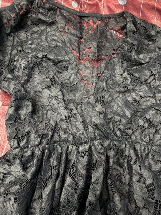 Vestito in pizzo nero con maniche a campana