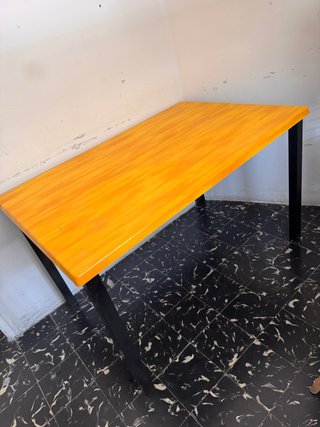 Mesa de madera y metal