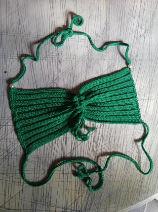 Top de crochet verde con perlas