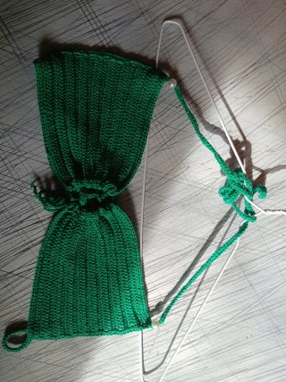 Top de crochet verde con perlas