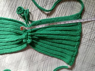 Top de crochet verde con perlas