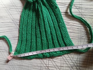 Top de crochet verde con perlas