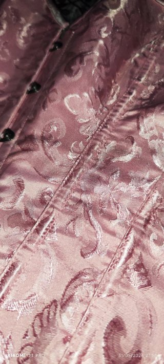 Corsé rosa gótico con cordones