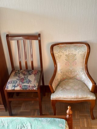 2 Camas madera, colchón, cómoda, sillas, mesas