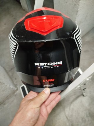Casco de moto integral negro y rojo