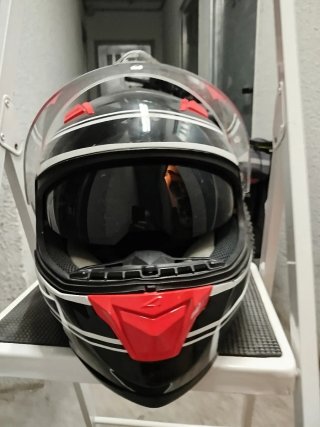 Casco de moto integral negro y rojo