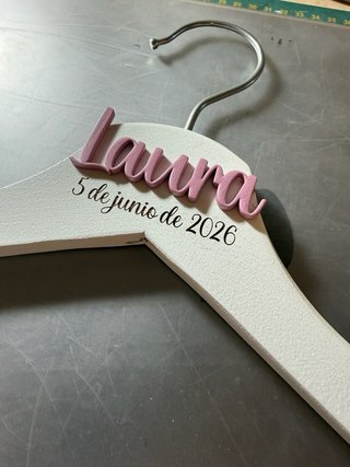 Percha madera personalizada eventos.