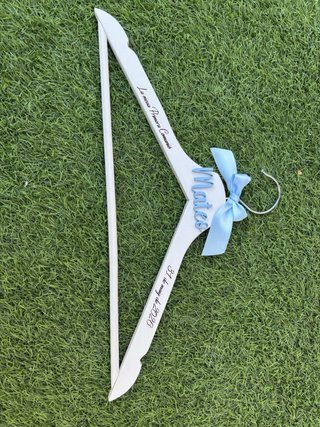 Percha madera personalizada eventos.