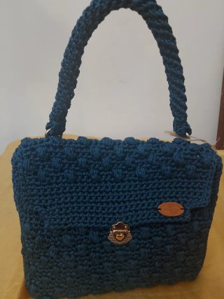 Borsa blu in macramè fatta a mano