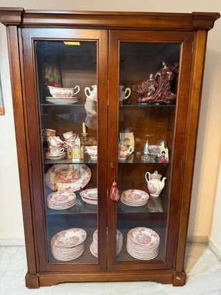 Vitrina de madera y cristal