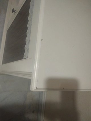 Mesa de TV blanca con puertas de madera