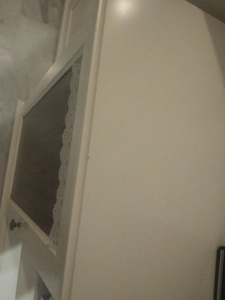 Mesa de TV blanca con puertas de madera