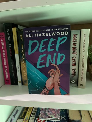 Libro de ali hazelwood (deep end) en ingles