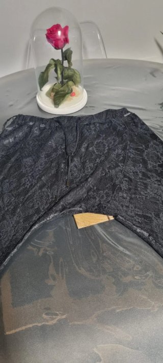 Pantalón Custo negro con caída de entrepierna.