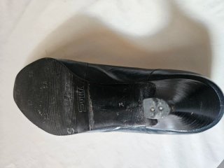 Zapatos de tacón azul y rojo