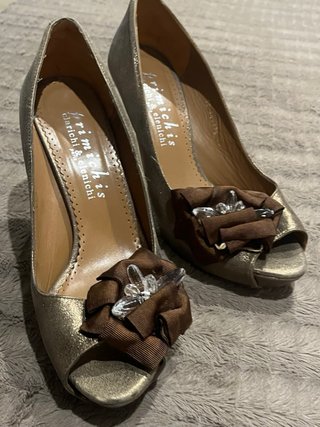Zapatos de tacón Primichis dorados y marrones