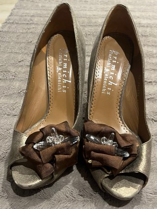 Zapatos de tacón Primichis dorados y marrones