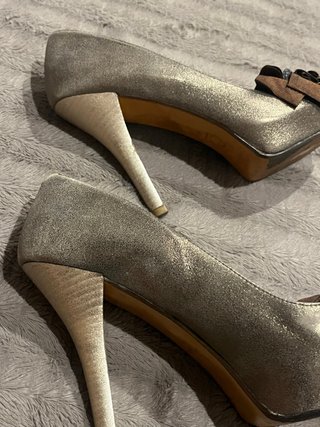 Zapatos de tacón Primichis dorados y marrones