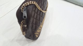 Bolso piel marrón tachuelas cadena