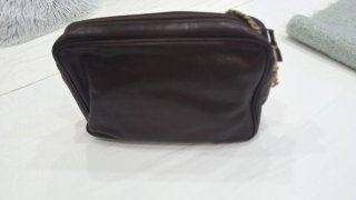 Bolso piel marrón tachuelas cadena