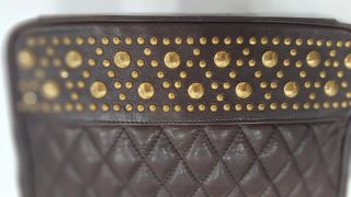 Bolso piel marrón tachuelas cadena