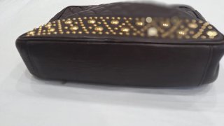 Bolso piel marrón tachuelas cadena