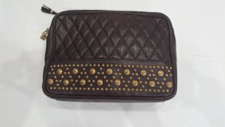 Bolso piel marrón tachuelas cadena