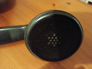 Teléfono antiguo retro negro