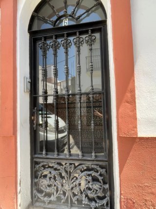 Puerta de hierro forjado.