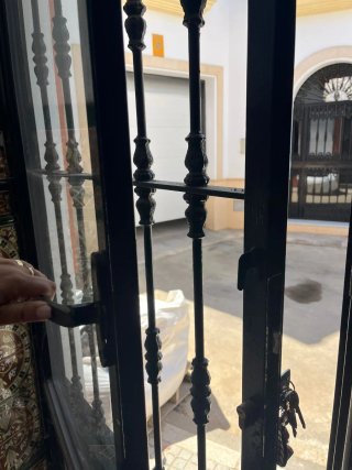 Puerta de hierro forjado.