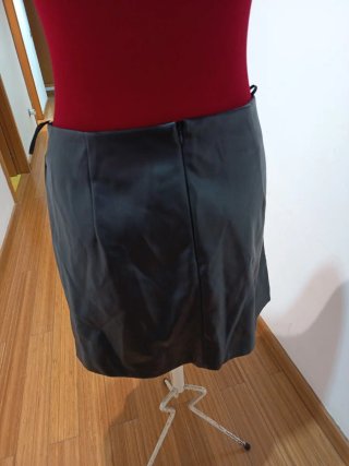 Falda negra efecto piel con nudo
