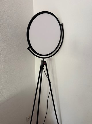 Lámpara de pie trípode moderna