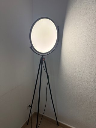 Lámpara de pie trípode moderna