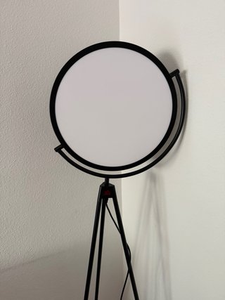 Lámpara de pie trípode moderna