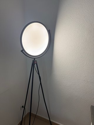 Lámpara de pie trípode moderna