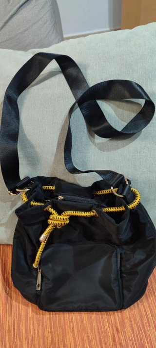 Bolso de mujer negro y amarillo