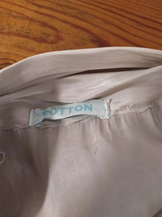 Camisa beige con lazada y volantes