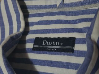 Camisa de rayas azules y blancas.