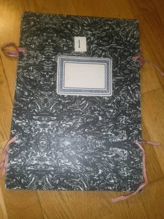 Seis carpetas antiguas con cintas