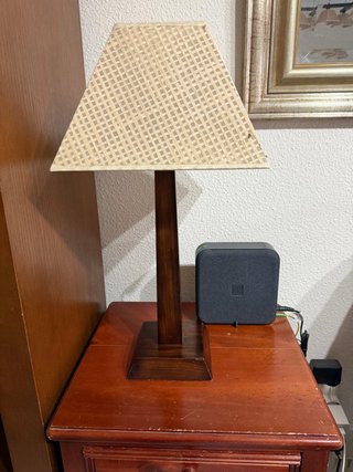 Lámpara de mesa de madera y papel