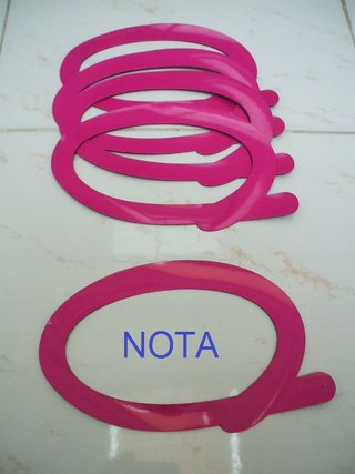 Calamite evidenzia post-it da frigo