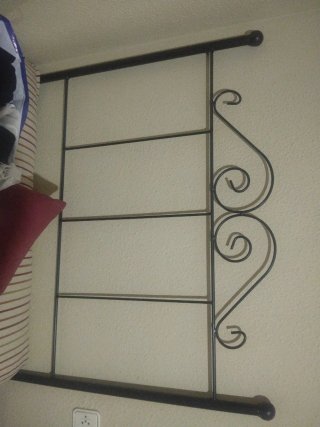 Espejo decorativo con mesita y cabecero forja .