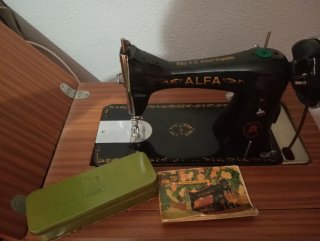 Máquina de coser Alfa con mueble,