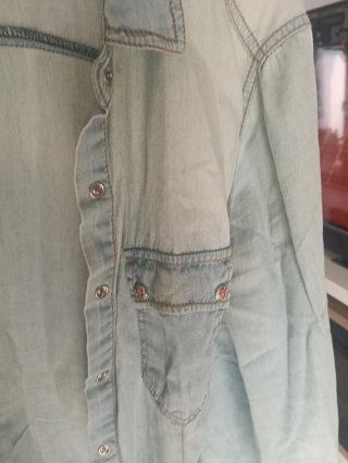 Camisa vaquera estilo desgastada