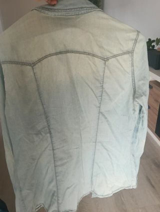 Camisa vaquera estilo desgastada