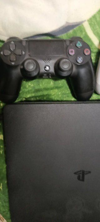 PS4 Slim + 2 Mandos + Cargador Doble
