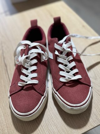 Zapatillas estilo Vans granate y blancas