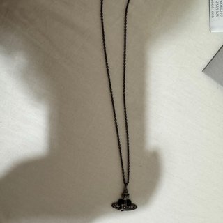 Collar Vivienne Westwood Orb Negro y Plata