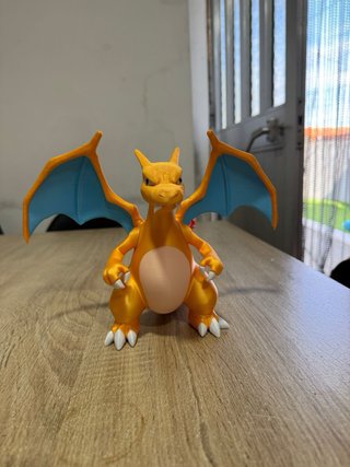 Figuras Pokémon Charizard,Umbreon e mega Charizard
